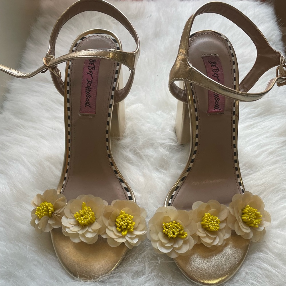 Betsy Johnson gold flower daisy sandal pumps, size 7